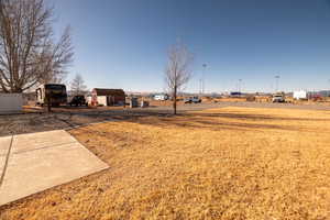 View of yard featuring an outbuilding