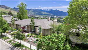 Mountain and valley views. Ideal central location.