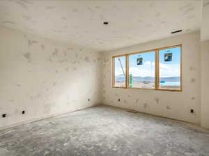 Unfurnished room featuring a mountain view