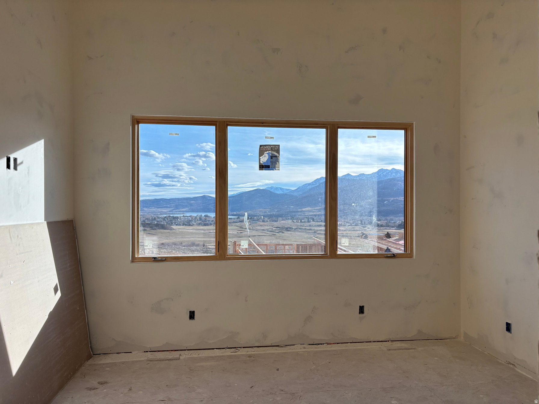 Unfurnished room with a mountain view