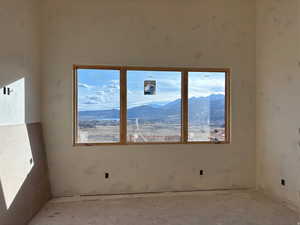 Unfurnished room with a mountain view
