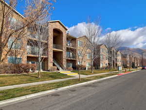 View of apartment building / complex featuring a mountain view