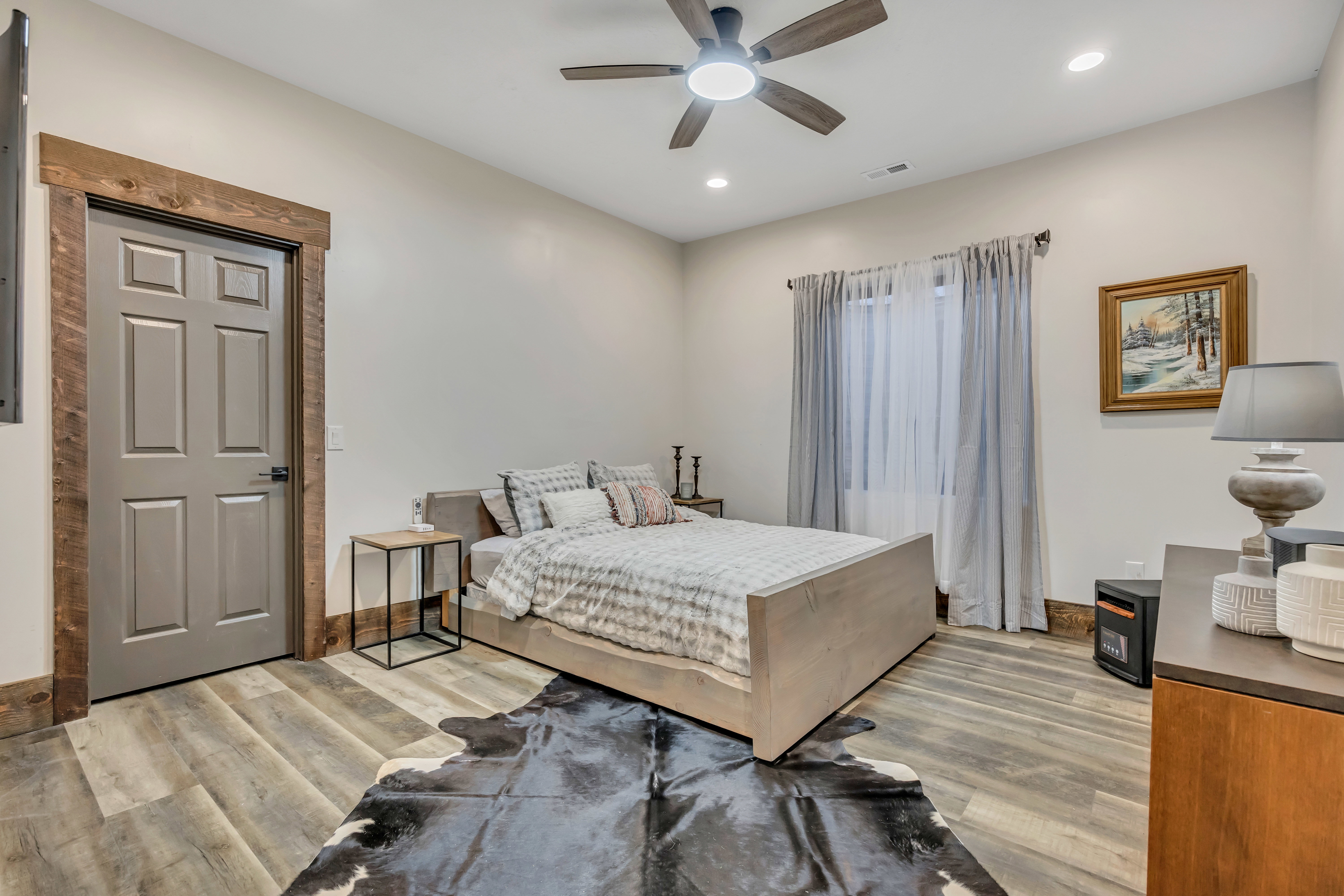 Bedroom featuring light wood-type flooring, a ceiling fan, recessed lighting, and a closet