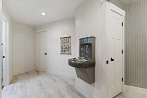 Laundry room with baseboards