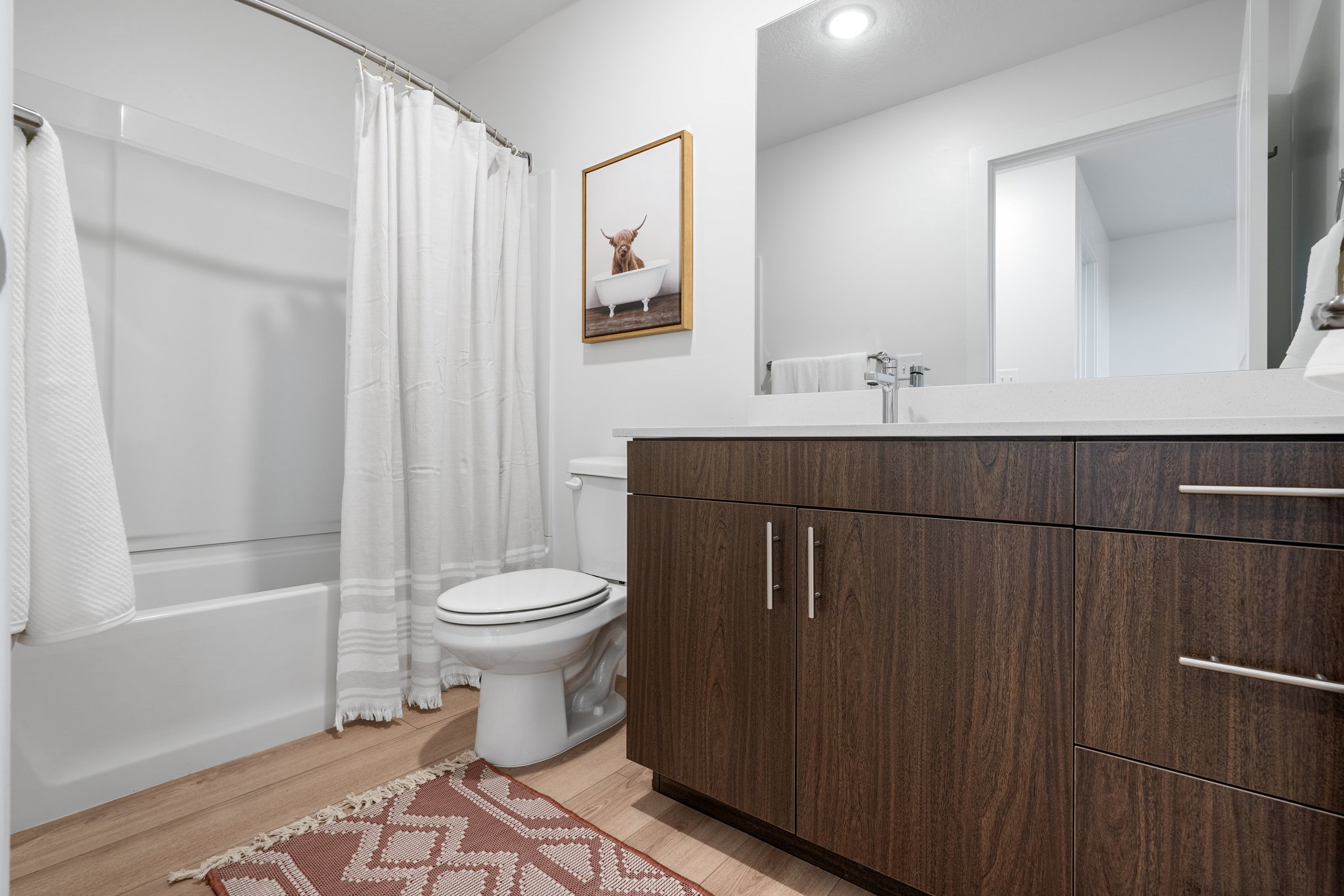 Full bathroom in the loft, perfect for guests!