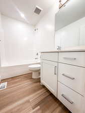 secondary full bathroom