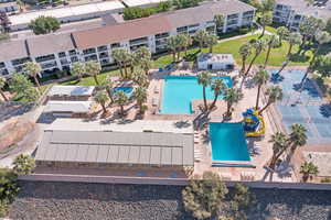 Bird's eye view of a pool and apartment complex / building