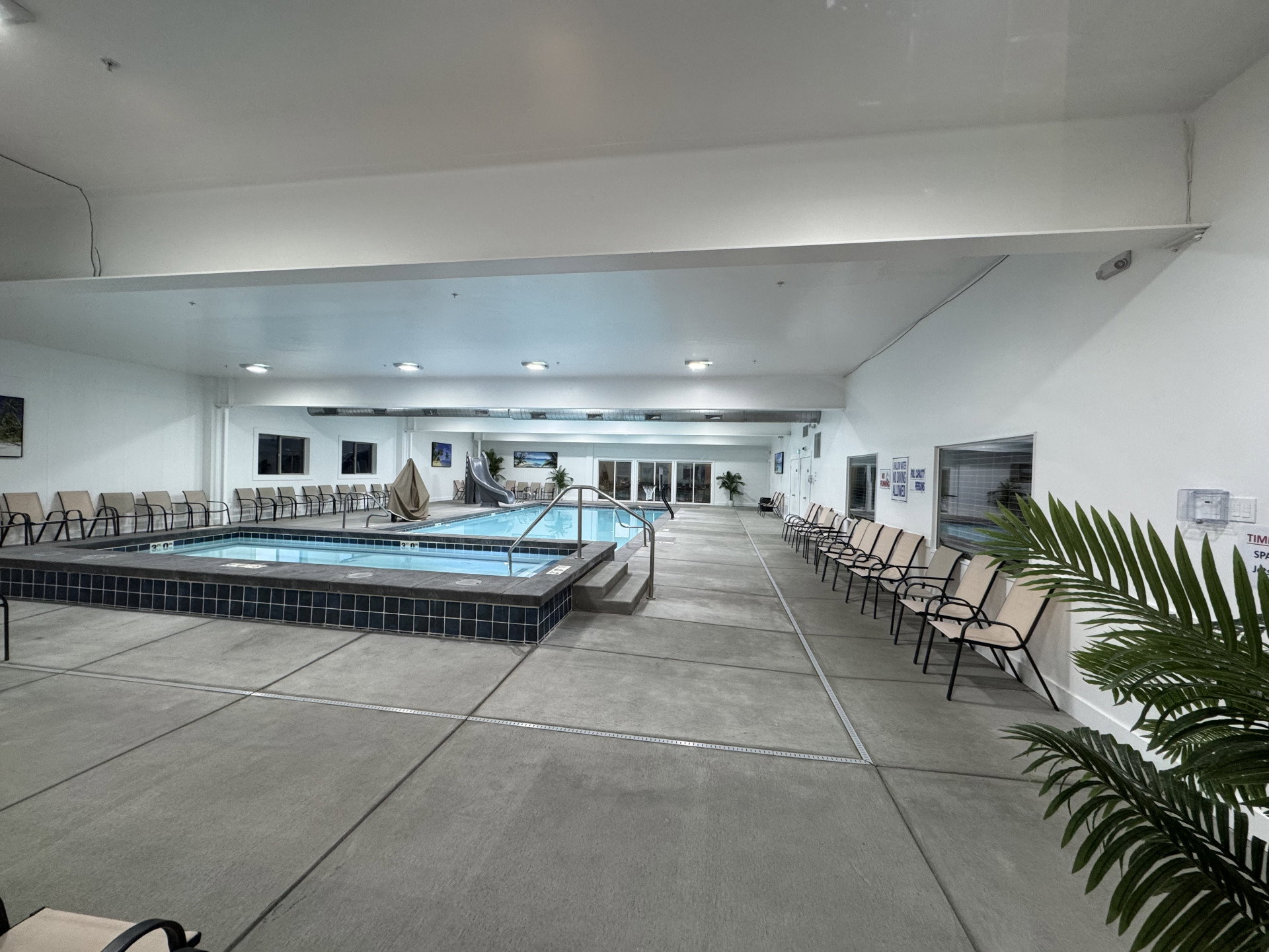 Miscellaneous room featuring recessed lighting