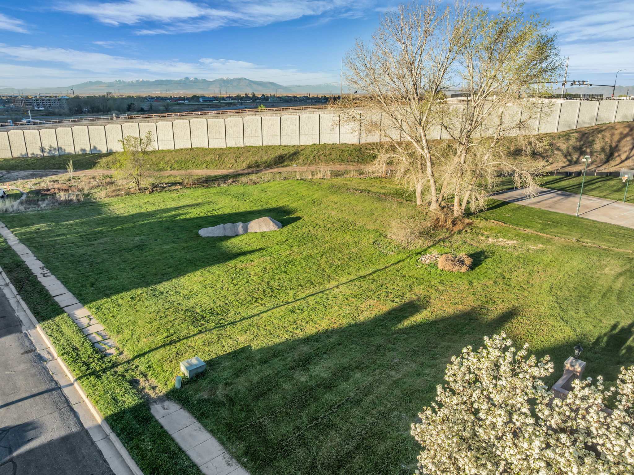 View of yard featuring a mountain view
