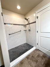 Full bath with a tile shower and recessed lighting