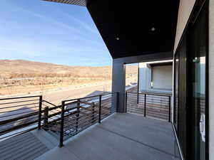 Balcony featuring a mountain view