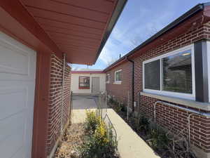 Walk way to the backyard.