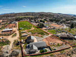 Aerial view of property's location featuring property boundaries highlighted and a mountain backdrop