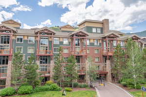 View of apartment building / complex