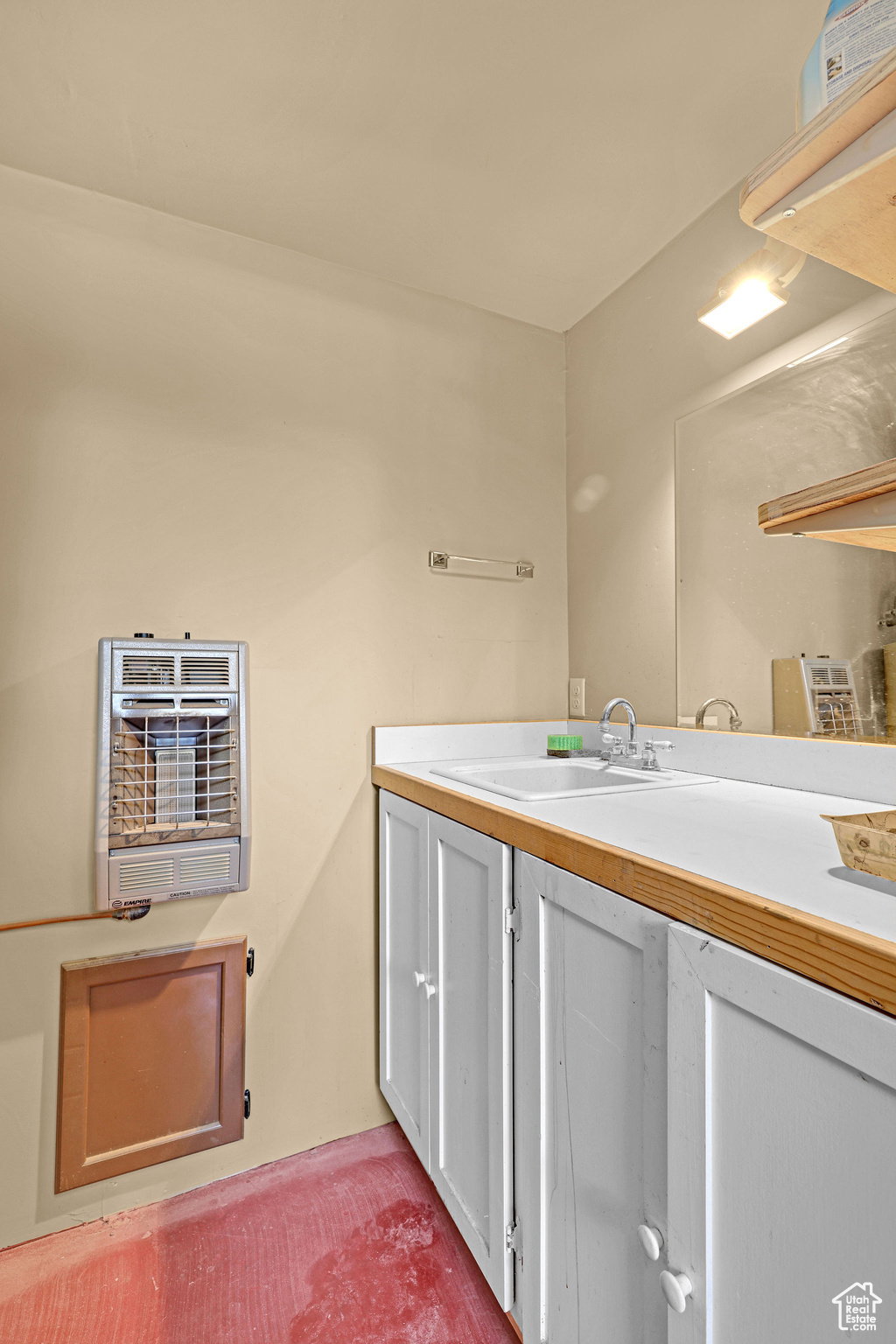 Bathroom Woodshop/bedroom possible, garage
