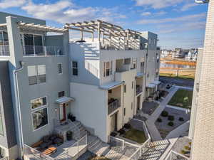 Clean and modern paseo to access the home