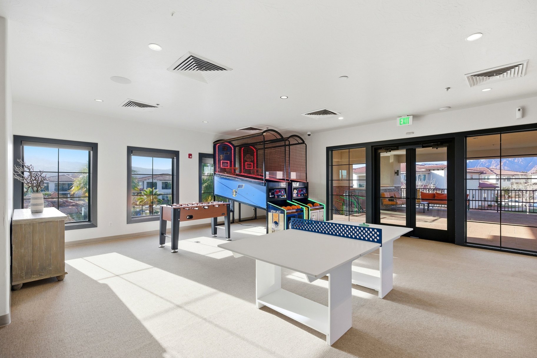 Game room with recessed lighting