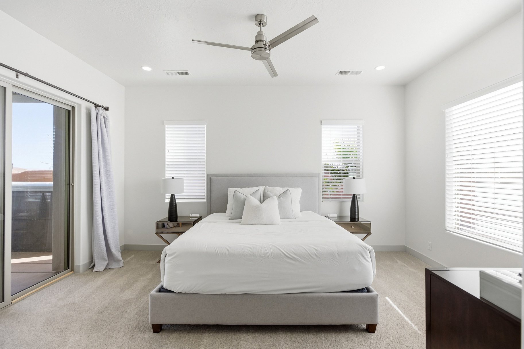 Bedroom with access to exterior, light colored carpet, ceiling fan, and recessed lighting