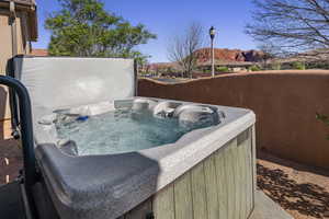 Balcony with a hot tub