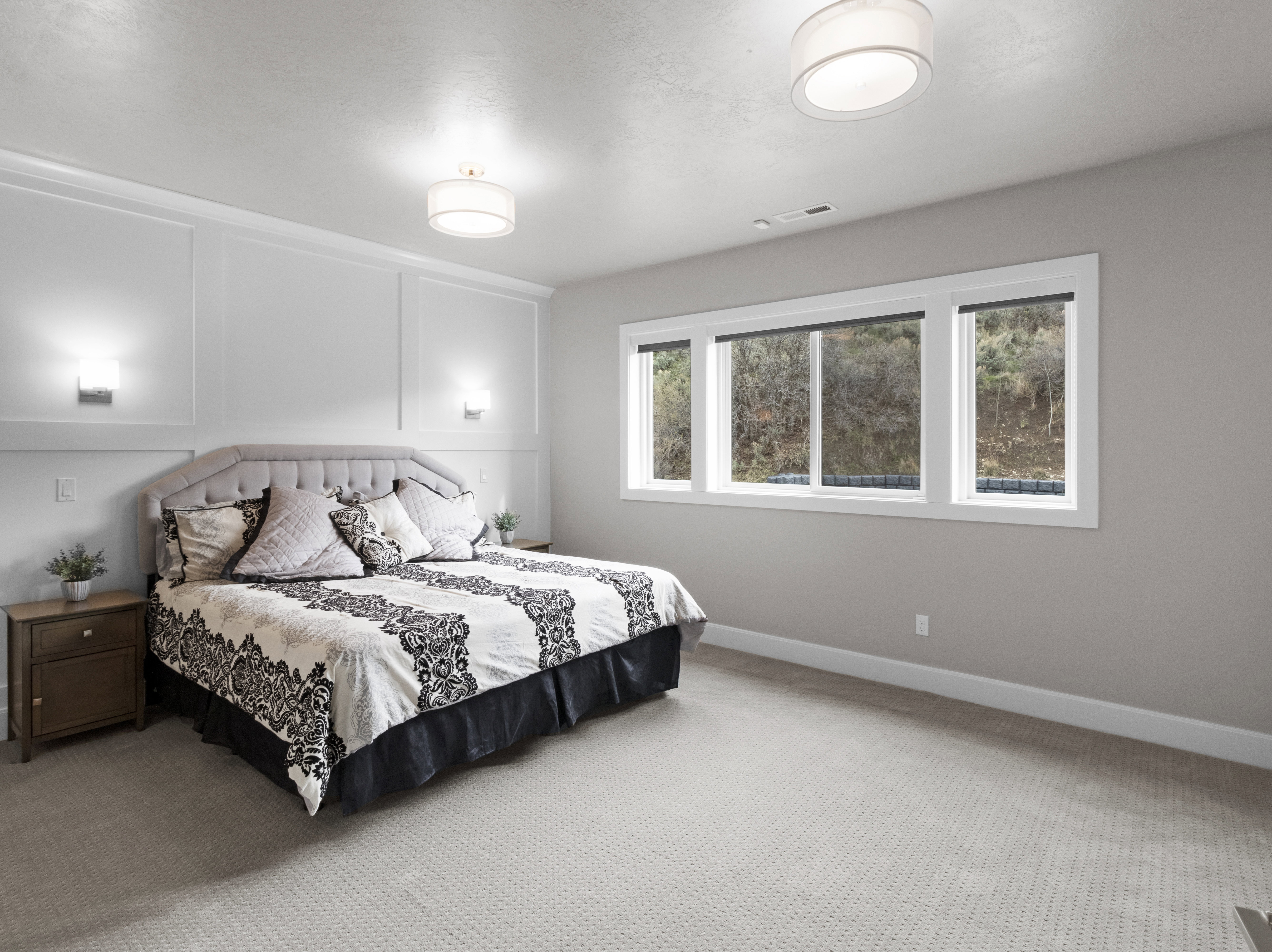 Bedroom with a decorative wall and carpet