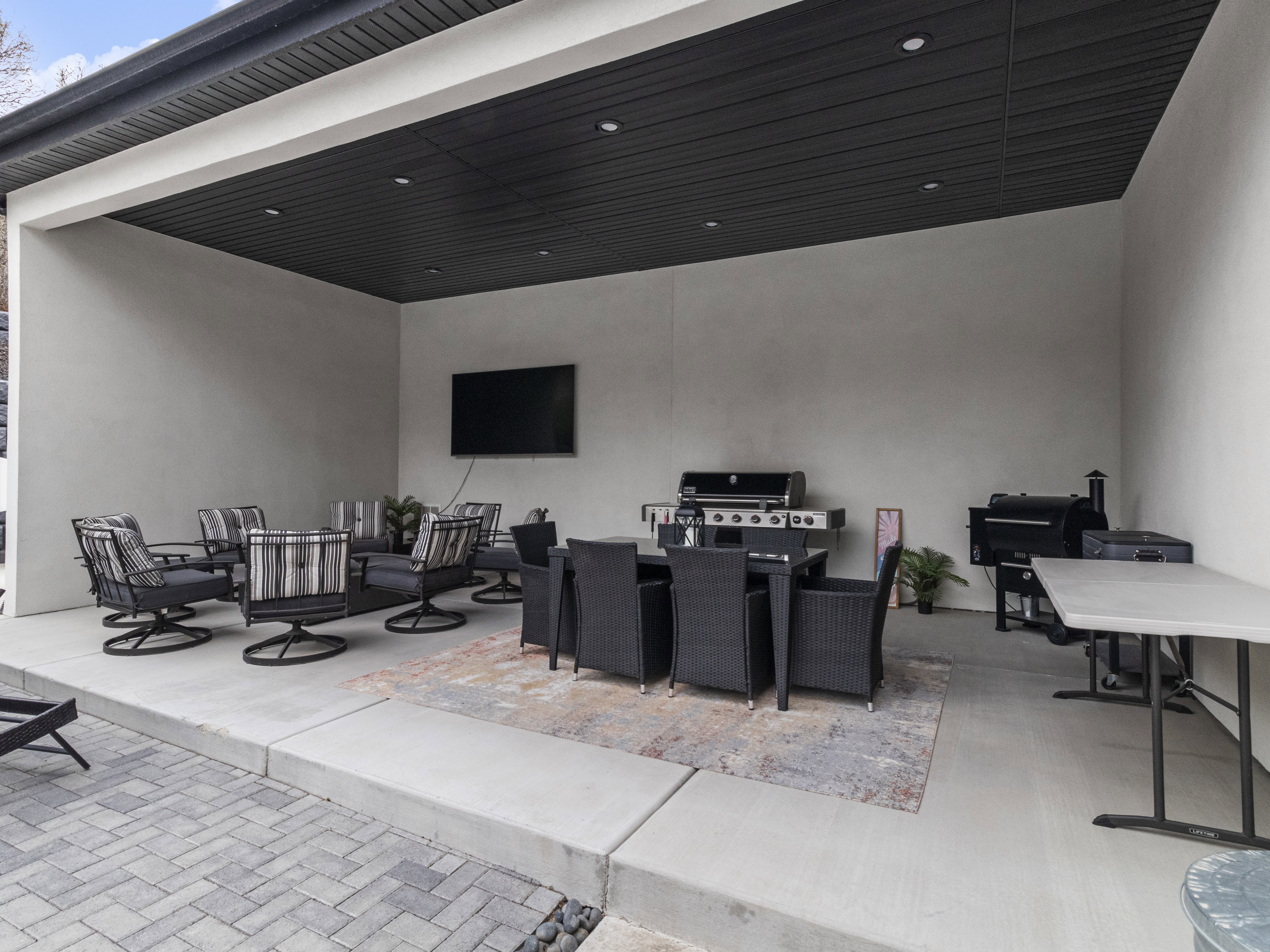 View of patio featuring outdoor lounge area
