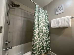 Bathroom with shower / bathtub combination with curtain