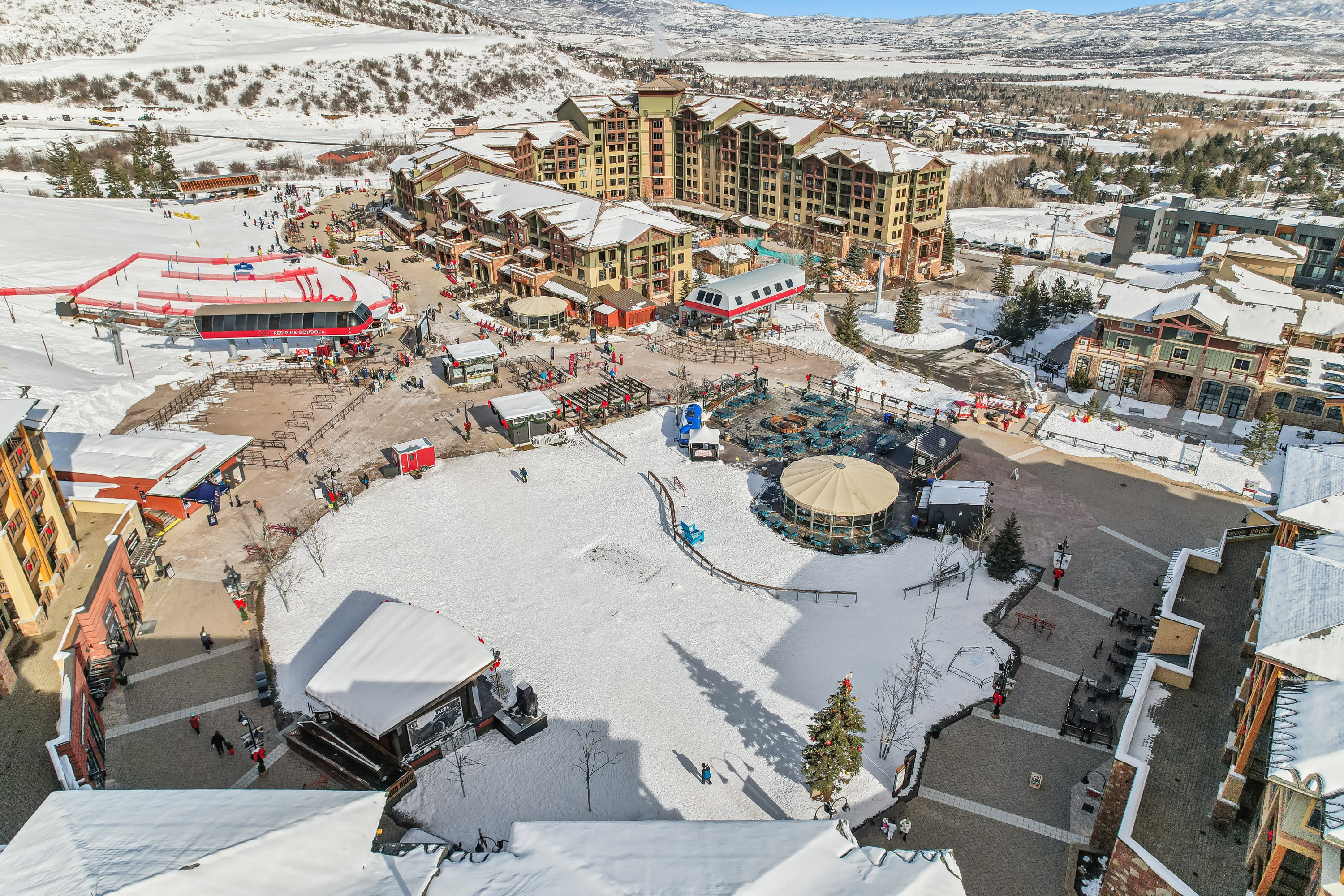Snowy aerial view with a mountain view