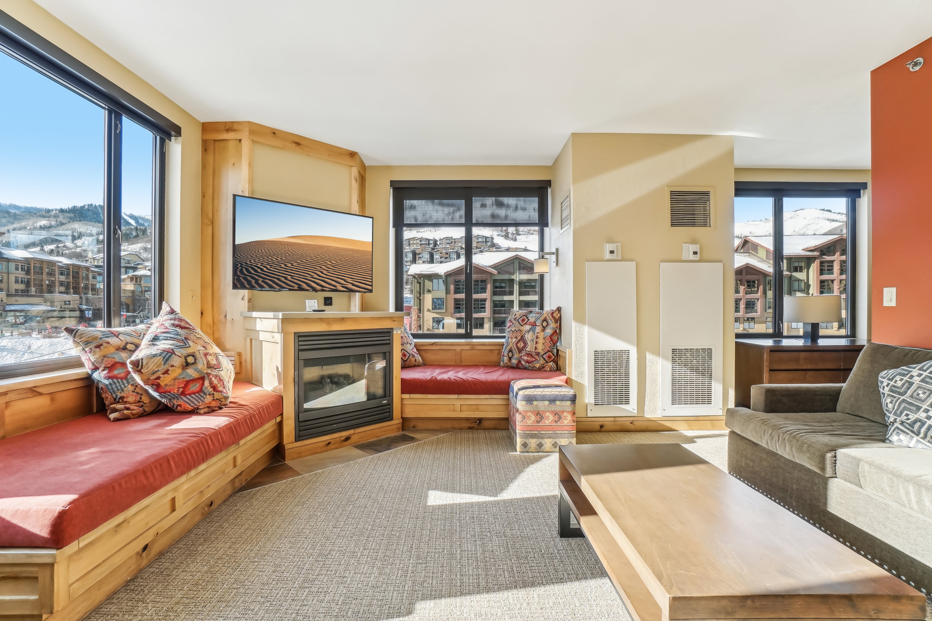 Living room with a fireplace with flush hearth