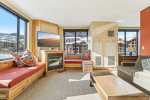 Living room with a fireplace with flush hearth