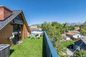 Balcony featuring a mountain view
