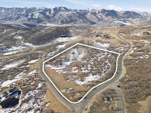 Snowy aerial view featuring a mountain view