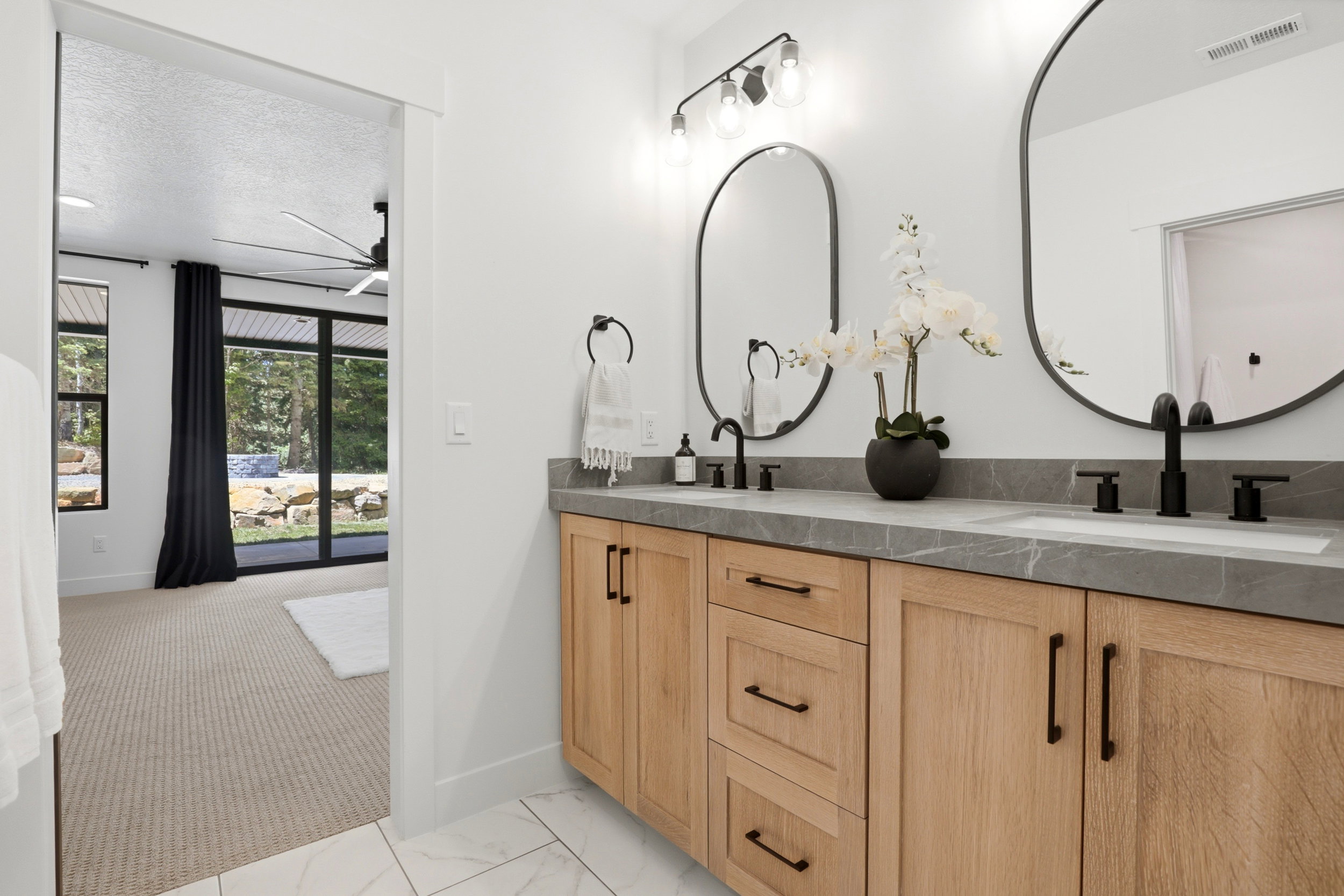 Dual vanity