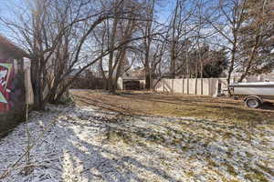 View of yard featuring an outbuilding