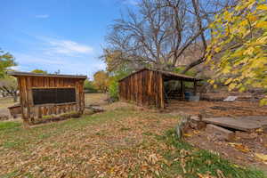 View of yard featuring an outbuilding