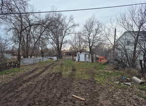 View of yard featuring an outdoor structure