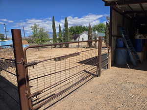 View of yard featuring an outbuilding