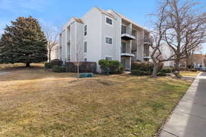 View of apartment building / complex
