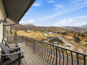 Balcony featuring a mountain view