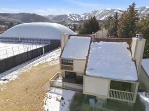 Snowy aerial view featuring a mountain view