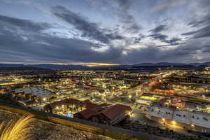City view featuring a mountainous background