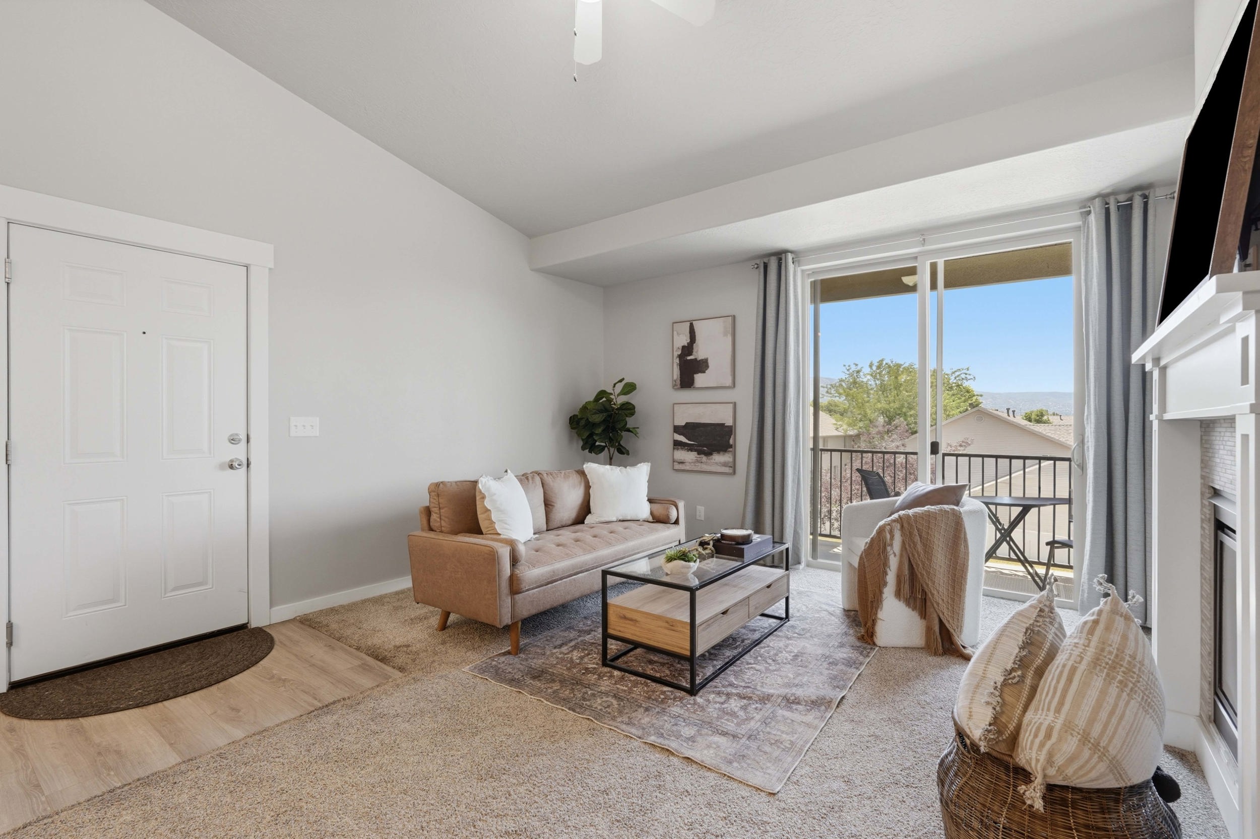 Beautiful vaulted ceiling, open living room
