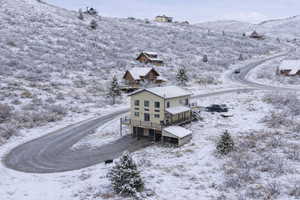 Snowy aerial view featuring a mountain view