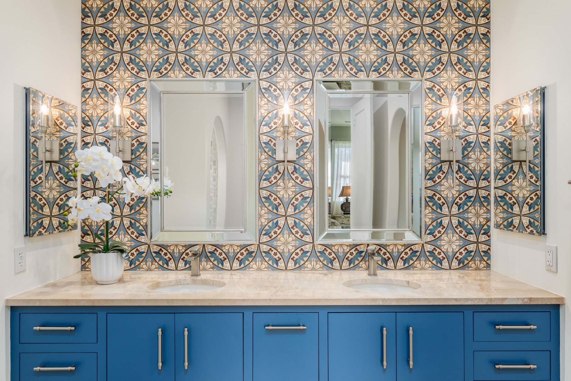 Bathroom with double vanity and backsplash