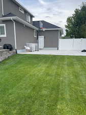 View of yard featuring a gate