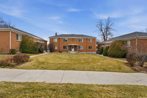View of front of property featuring a front yard
