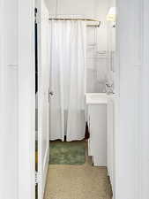 Full bath with vanity and shower / bath combo with shower curtain