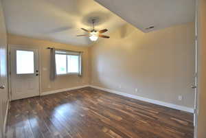 Livingroom with wood-style floors and a ceiling fan