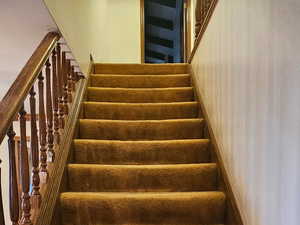 Staircase with ornamental molding