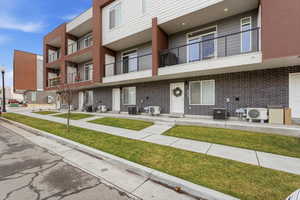 View of apartment building / complex