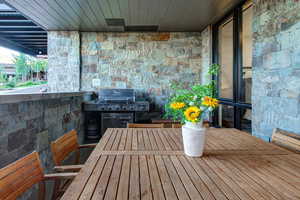 Deck with outdoor dining area